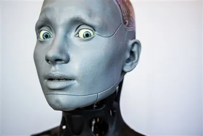 Première conférence de presse dirigée par un robot Connect with Delivery Robot