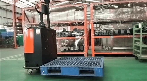 Chariot élévateur autonome Reeman Ironhide déployé dans une grande usine de f...